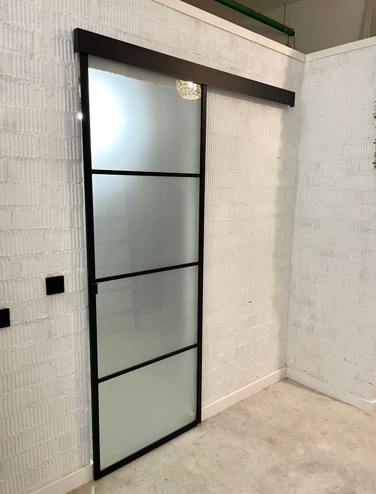 Schiebetür Madrid Alu „Atelier“ – 4‑flügelig, Schwarz, Mattglas, 85 × 208 cm