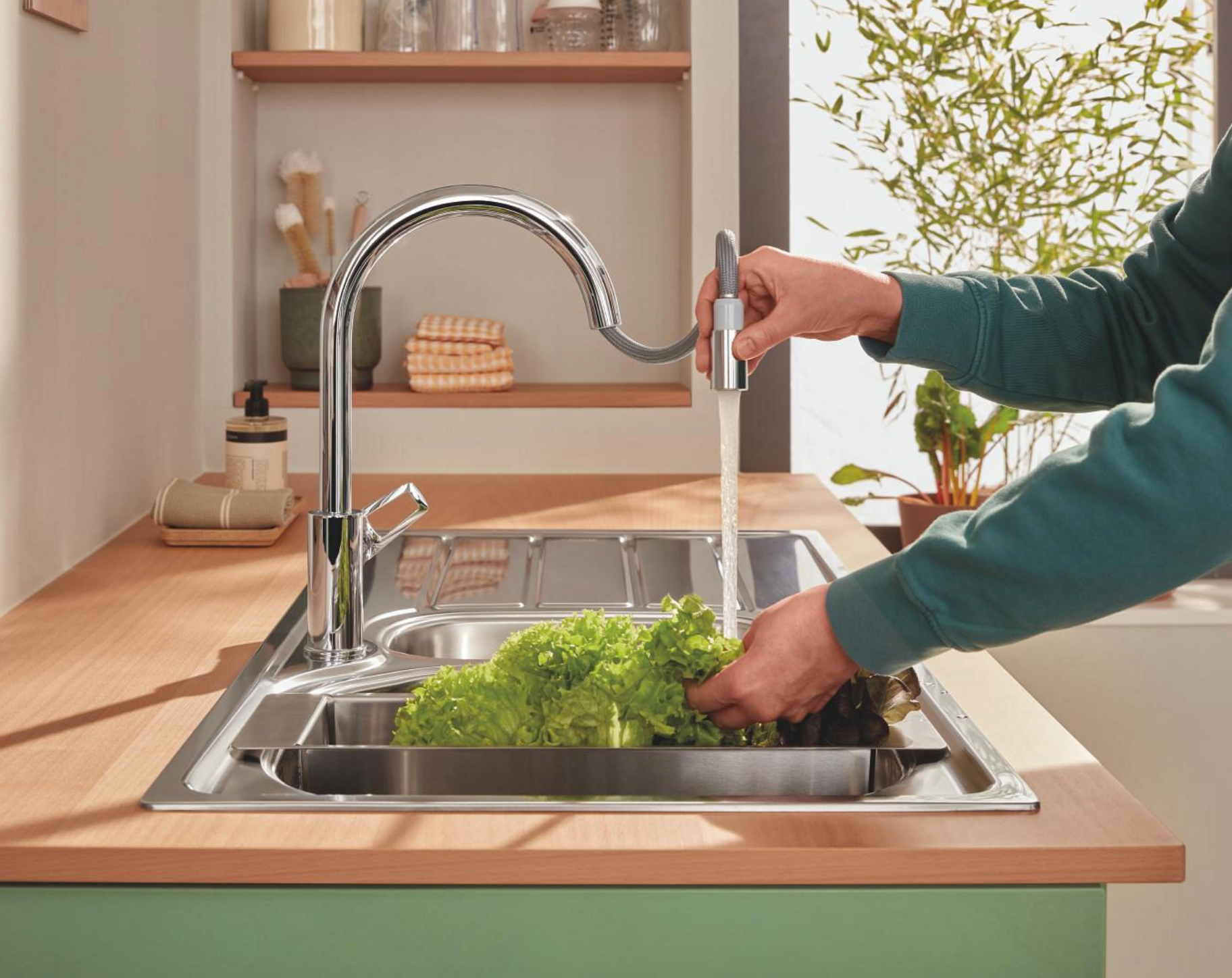 GROHE StarLoop – pull-out single-lever kitchen mixer – chrome / brass