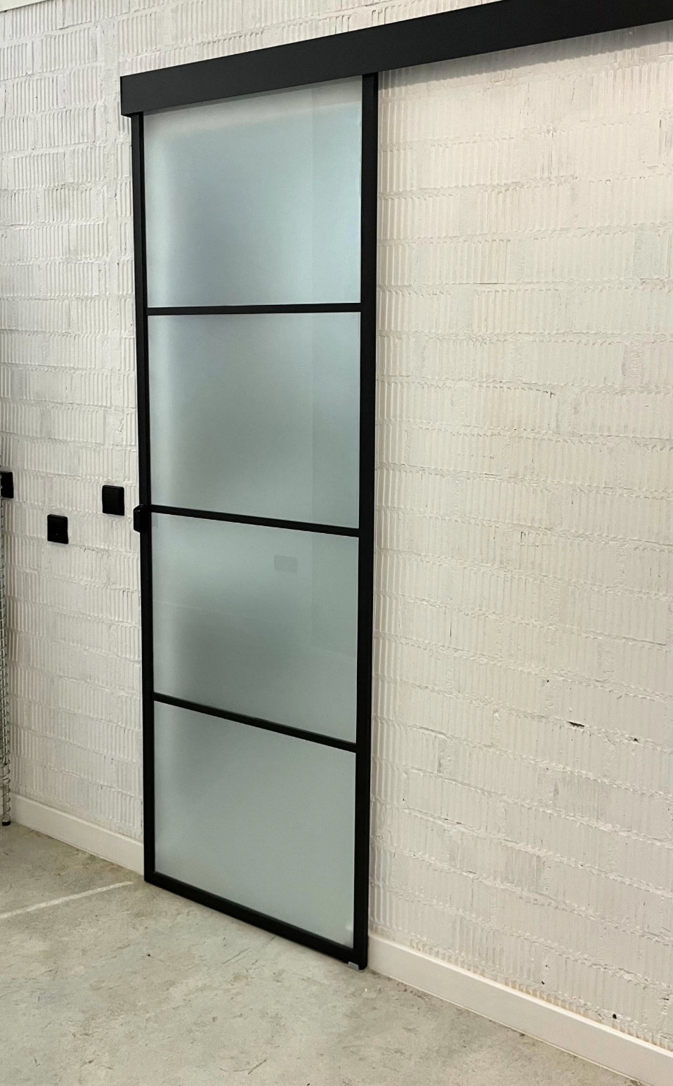 Schiebetür Madrid Alu „Atelier“ – 4‑flügelig, Schwarz, Mattglas, 85 × 208 cm