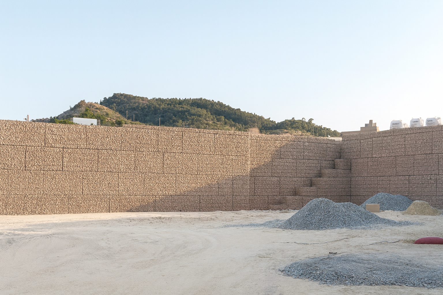 Gabion wall, red-beige, 200 × 30 × 100 cm